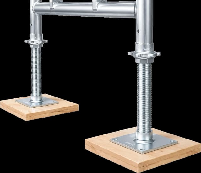Adjustable scaffold base plate on timber sole board